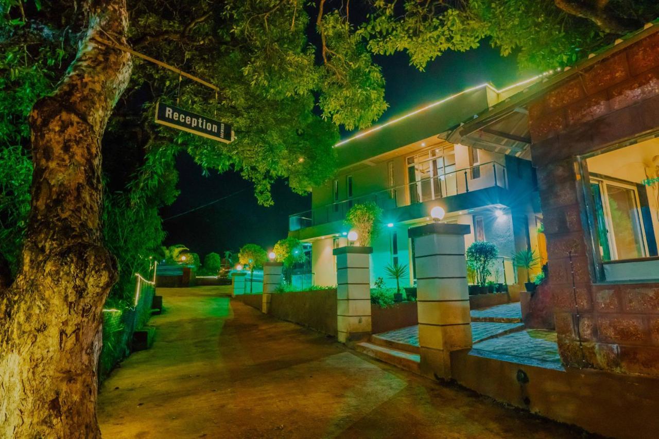 马哈巴莱斯赫瓦尔 The Oak Woods酒店 外观 照片
